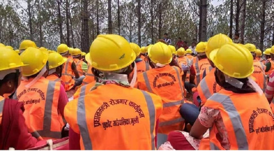 प्रधानमन्त्री रोजगार कार्यक्रमः एक वर्षमा साढे ८९ हजारले पाए सडक, नाली कोतर्ने जागिर
